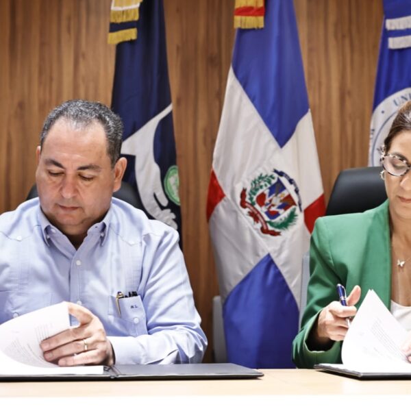 SNS firma tres acuerdos para impulsar mejoras en laboratorios, investigaci&oacute;n y accesibilidad en la Red P&uacute;blica